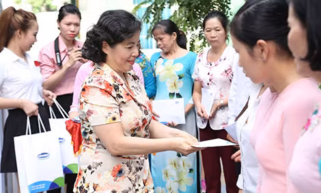 Bà Mai Kiều Liên – Tổng giám đốc Vinamilk trao quà cho các thầy cô giáo có hoàn cảnh khó khăn.