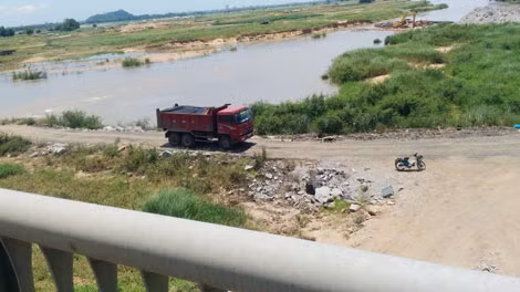 Nhiều con đường giao thông giữa lòng sông Đà Rằng do các doanh nghiệp khai thác cát đào đắp. Nhiều con đường giao thông giữa lòng sông Đà Rằng do các doanh nghiệp khai thác cát đào đắp.