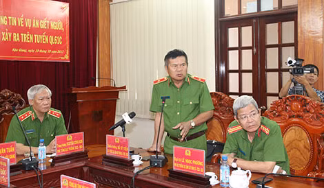 Thiếu tướng Hồ Sỹ Tiến, phát biểu tại buổi họp báo.