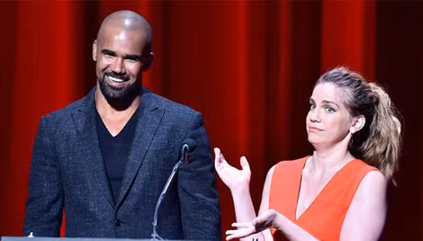 Anna Chlumsky (phải) và Shemar Moore trong buổi lễ công bố danh sách đề cử cho lễ trao giải Primetime Emmy lần thứ 69.