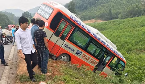 Xe buýt gặp "bẫy" trên đường lao xuống ruộng