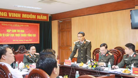 Lãnh đạo Cục Tham mưu Chính trị CAND phát biểu tại buổi họp Lãnh đạo Cục Tham mưu Chính trị CAND phát biểu tại buổi họp
