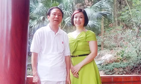 Nhà thơ Dương Kỳ Anh và Hoa Hậu Bùi Bích Phương. Nhà thơ Dương Kỳ Anh và Hoa Hậu Bùi Bích Phương.