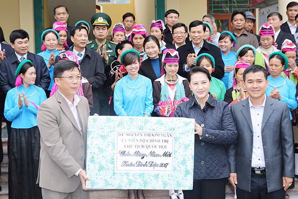 Chủ tịch Quốc hội thăm và tặng quà nhân dân.