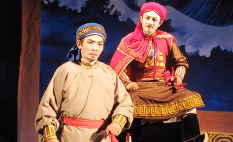 NSND Xuân Hợi (bên trái) trong vai Lưu Phước Trung (vở "Đêm sáng phương Nam").