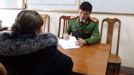 Chị Cầm Thị T đến cơ quan Công an tố giác tội phạm.