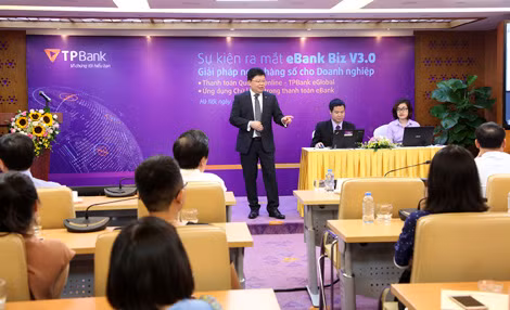 Tổng giám đốc TPBank Nguyễn Hưng giới thiệu những tính năng của eBank BIZ v3.0. Tổng giám đốc TPBank Nguyễn Hưng giới thiệu những tính năng của eBank BIZ v3.0.