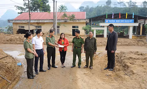 Thượng tá Trần Duy Hiển, Trưởng ban Pháp luật – Bạn đọc và ông Ngô Quang Lợi, Phó Giám đốc Agribank chi nhánh tỉnh Hòa Bình thăm hỏi, hỗ trợ Trường Mầm non Đoàn Kết 5 triệu đồng Thượng tá Trần Duy Hiển, Trưởng ban Pháp luật – Bạn đọc và ông Ngô Quang Lợi, Phó Giám đốc Agribank chi nhánh tỉnh Hòa Bình thăm hỏi, hỗ trợ Trường Mầm non Đoàn Kết 5 triệu đồng