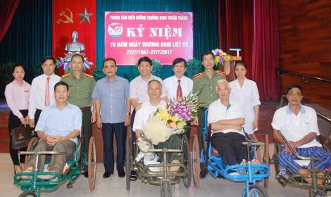 Thiếu tướng Phạm Văn Miên – Tổng Biên tập Báo CAND và ông Nguyễn Văn Hùng – Chủ tịch HĐQT Công ty Phượng Hoàng với lãnh đạo và đội ngũ y, bác sĩ, các bác thương – bệnh tinh ở Trung tâm Điều dưỡng Thương binh Thuận Thành (Bắc Ninh).