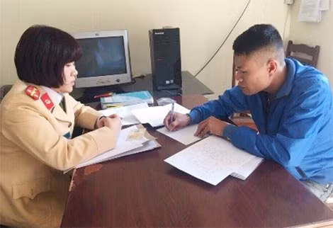 Các lái xe vi phạm lên cơ quan Công an làm việc.