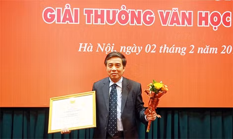 Tác giả Trần Thanh Cảnh nhận giải thưởng của Hội nhà văn Việt Nam năm 2015.