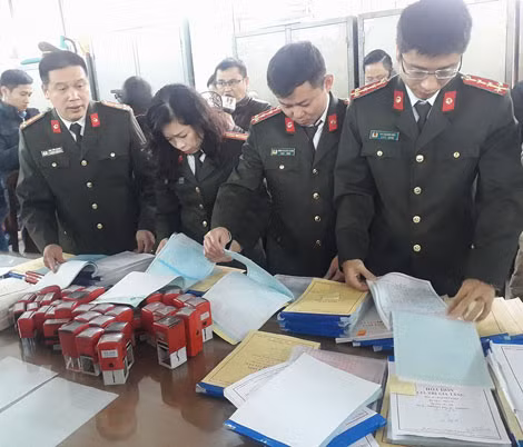 Điều tra viên kiểm đếm tang vật chứng vụ án.