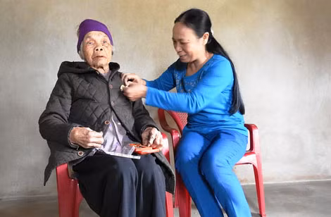 Chị Đoàn Thị Nhung chăm sóc bà Nguyễn Thị Xu.