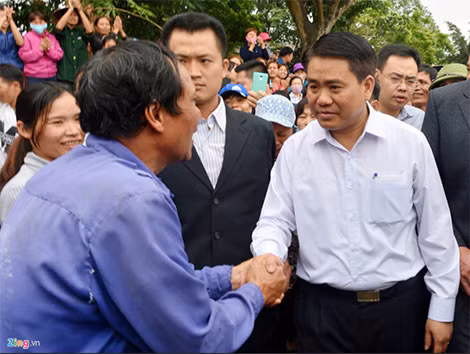 Người dân Đồng Tâm trong cuộc gặp gỡ, đối thoại với Chủ tịch UBND thành phố Hà Nội Nguyễn Đức Chung.