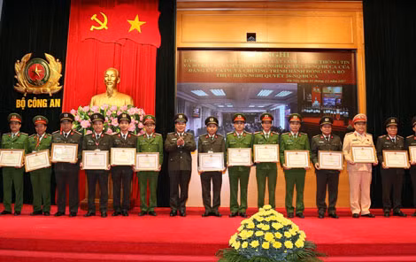 Thứ trưởng Bùi Văn Thành trao Bằng khen của Bộ Công an tặng các tập thể, cá nhân có thành tích xuất sắc.