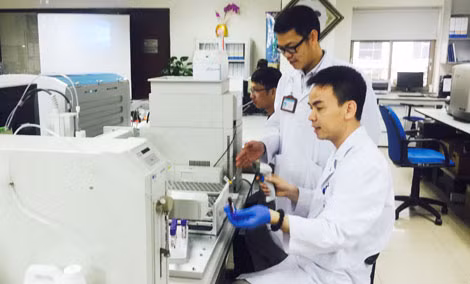 Bác sĩ Hoàng Chí Cương và đồng nghiệp đang thực hiện xét nghiệm lâm sàng mẫu bệnh phẩm.