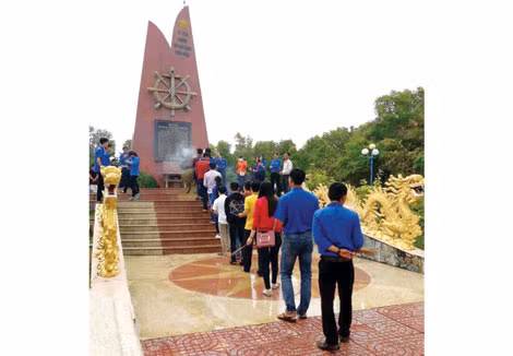 Bia di tích đường Hồ Chí Minh trên biển được xây dựng tại bến Lộc An hiện nay.