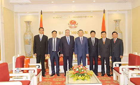 Bộ trưởng Tô Lâm, Đại sứ Ory Csaba cùng các đại biểu tại buổi tiếp. Bộ trưởng Tô Lâm, Đại sứ Ory Csaba cùng các đại biểu tại buổi tiếp.
