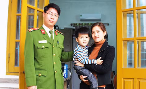 Công an huyện Vân Đồn bàn giao cháu bé cho gia đình. Công an huyện Vân Đồn bàn giao cháu bé cho gia đình.