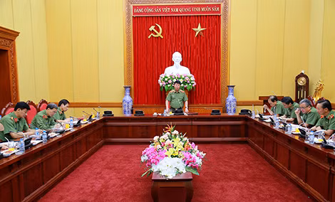 Thứ trưởng Bùi Văn Nam phát biểu tại buổi làm việc.