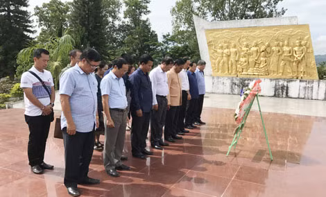 Thứ trưởng Nguyễn Văn Thành cùng đoàn công tác viếng nghĩa trang Việt - Lào.