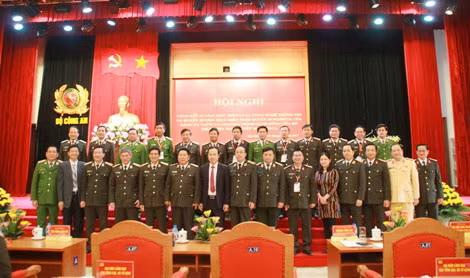 Thứ trưởng Bùi Văn Thành với các đại biểu tham dự Hội nghị.