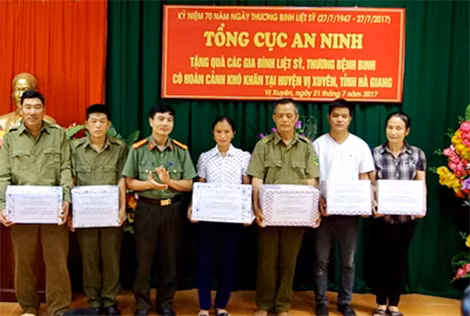 Đoàn công tác trao quà tặng các gia đình chính cách và Công an xã tại huyện Vị Xuyên, tỉnh Hà Giang.