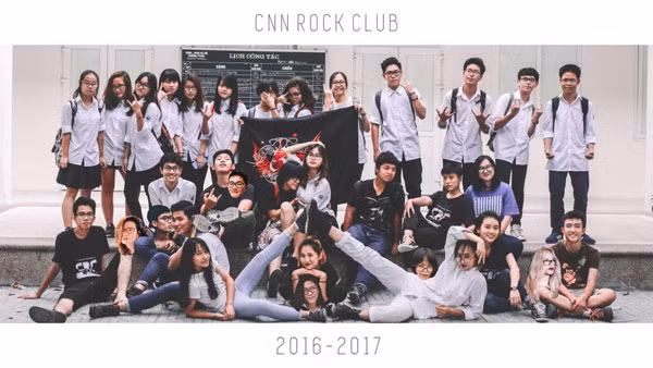 Các thành viên CRC trong bộ đồng phục học sinh Trường PTTH Chuyên ngữ - Đại học Quốc gia Hà Nội (Nguồn: CNN ROCK Club).