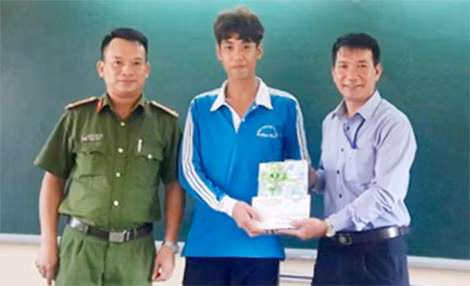 Khen thưởng em Tô Hiểu Phú. Khen thưởng em Tô Hiểu Phú.