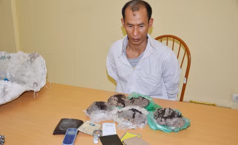 Đối tượng và tang vật vụ án.