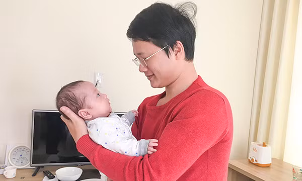 Bé Gấu khỏe mạnh, lớn lên trong sự chăm sóc và tình yêu vô bờ của cha.