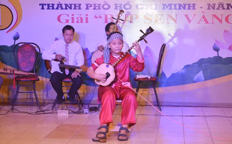 Bé Lê Minh Khôi biểu diễn đàn sến trong một chương trình giao lưu đờn ca tài tử.