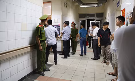 Lực lượng Công an tham gia công tác bảo vệ, khám nghiệm hiện trường.