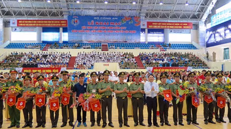 Lãnh đạo Bộ Công an và TP Hải Phòng chụp ảnh lưu niệm với đại diện các đoàn.