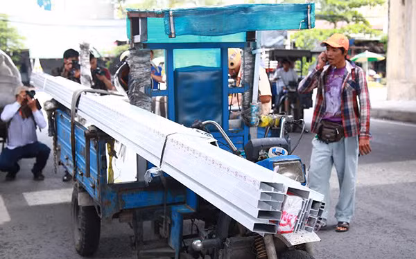 Xe thô sơ chở hàng cồng kềnh trên địa bàn TP Hồ Chí Minh gây bức xúc cho người dân. Xe thô sơ chở hàng cồng kềnh trên địa bàn TP Hồ Chí Minh gây bức xúc cho người dân.