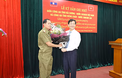 Đồng chí Lương Văn Cầu, Phó chủ tịch UBND tỉnh Hải Dương tặng hoa cho trưởng đoàn Công an tỉnh Vientaine (Lào). Đồng chí Lương Văn Cầu, Phó chủ tịch UBND tỉnh Hải Dương tặng hoa cho trưởng đoàn Công an tỉnh Vientaine (Lào).