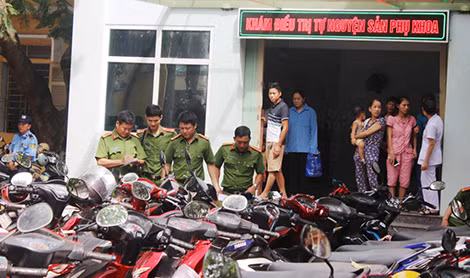 Lực lượng Công an khám nghiệm hiện trường ra vụ án đối tượng Thái đâm anh Hương Lực lượng Công an khám nghiệm hiện trường ra vụ án đối tượng Thái đâm anh Hương