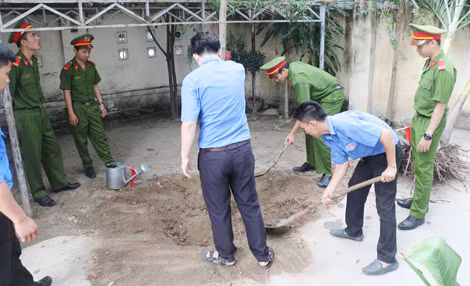Đoàn thanh niên Cảnh sát PCCC tỉnh trồng cây tại Trường Vĩnh Lương 1.
