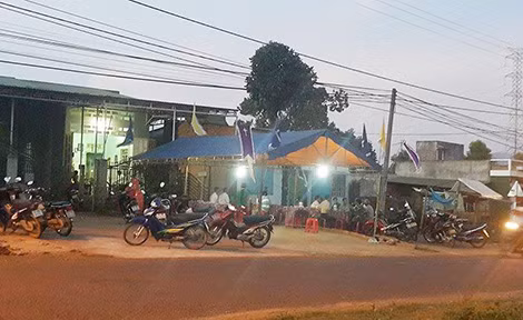 Gia đình đang tổ chức tang lễ cho các em. Gia đình đang tổ chức tang lễ cho các em.