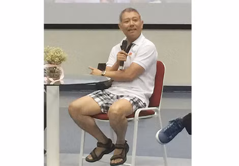 Hình ảnh Phó hiệu trưởng ĐH Hoa Sen mặc quần đùi, áo thun giảng bài trước sinh viên đang gây tranh cãi.
