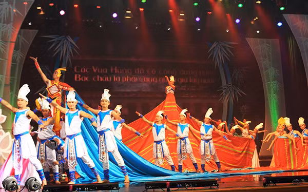 Tiết mục "Tiếng gọi Rồng Tiên" mở màn đêm nghệ thuật. Tiết mục "Tiếng gọi Rồng Tiên" mở màn đêm nghệ thuật.