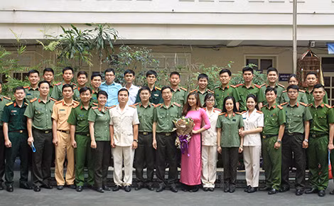 Thiếu tướng Phạm Văn Miên với các đại biểu tham dự Đại hội.