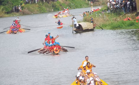 Đua thuyền trên sông Kiến Giang.