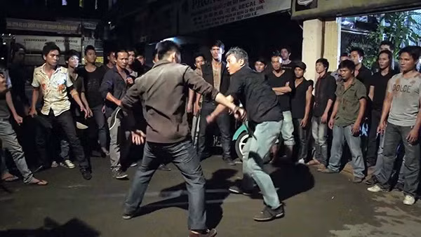 Phim "Bụi đời Chợ Lớn" bị cấm chiếu vì khai thác nhiều cảnh bạo lực.