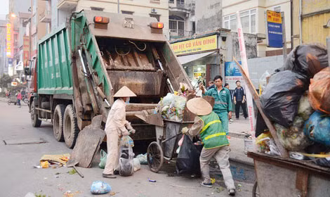 Nhiều khu vực vẫn phải dùng lòng đường làm nơi trung chuyển rác. Nhiều khu vực vẫn phải dùng lòng đường làm nơi trung chuyển rác.