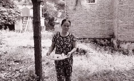 Bà Lý đi lễ chùa bất ngờ bị trúng “đạn rơi”.