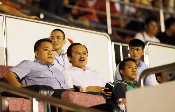Ông Trưởng giải Nguyễn Minh Ngọc (bìa trái) bất lực hoàn toàn trước sự cố sân Thống Nhất. Ảnh: H.M Ông Trưởng giải Nguyễn Minh Ngọc (bìa trái) bất lực hoàn toàn trước sự cố sân Thống Nhất. Ảnh: H.M