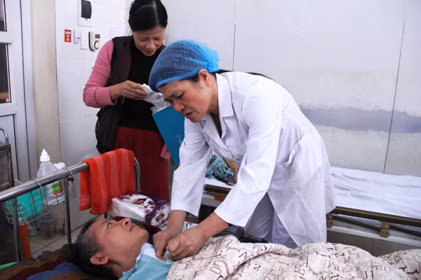 Bác sỹ Quách Thị Cần đang thăm khám cho một bệnh nhân.