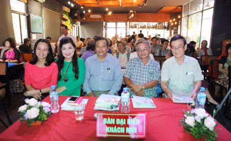 Nhà thơ Phạm Thị Phương Thảo (hàng đầu, thứ hai từ trái qua) tại lễ ra mắt tập thơ song ngữ "Yêu như là tình cuối".