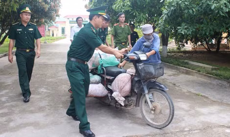 Lực lượng chức năng kiểm tra phát hiện mỡ và nội tạng động vật đã biến đổi màu sắc.